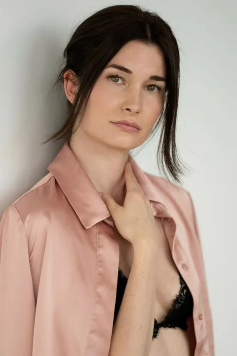 Sarah Lisa B. ist ein weibliches Fashion Model mit braun-grünen Augen und dunkelbraunen Haaren aus Freiburg