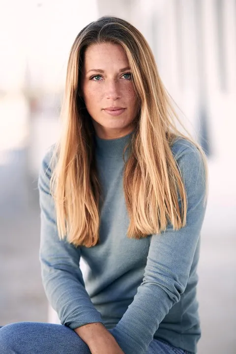 Sabine B. ist ein weibliches Commercials Model mit grün-blauen Augen und dunkelblonden Haaren aus Stuttgart