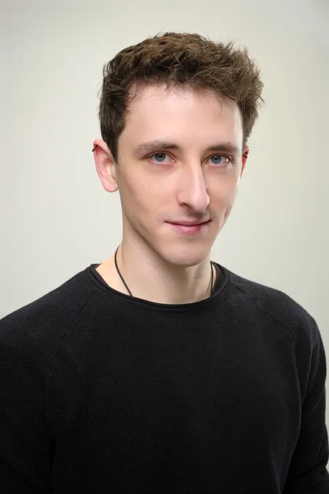 Jonathan W. ist ein männliches Actors Model mit blau-grünen Augen und dunkelbraunen Haaren aus Stuttgart