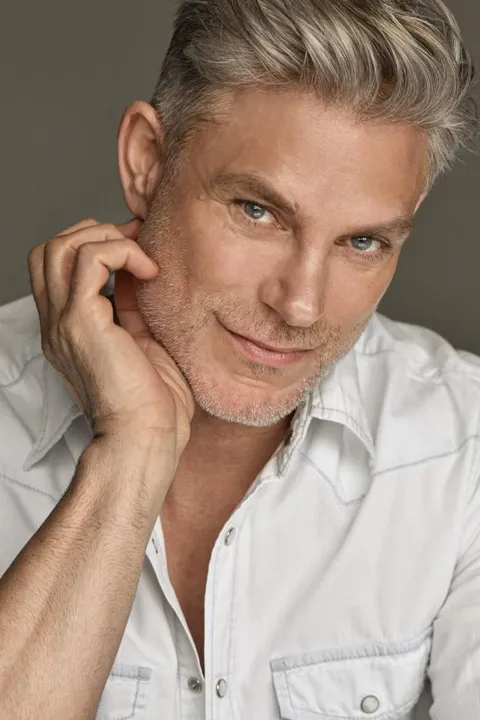 Michael K. ist ein männliches Commercials Model mit blauen Augen und dunkelblonden Haaren aus Stuttgart