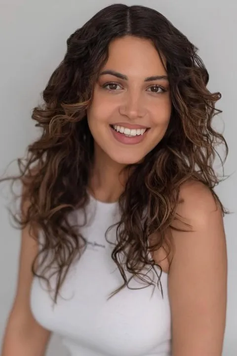 Marcella S. ist ein weibliches Mainboard Model mit braunen Augen und braunen Haaren aus Stuttgart