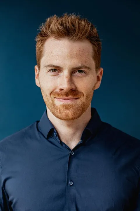 Steffen Z. ist ein männliches Commercials Model mit grün-braunen Augen und rot-braunen Haaren aus Frankfurt