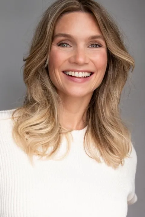 Stephanie B. ist ein weibliches Commercials Model mit blau-grünen Augen und aschblonden Haaren aus Frankfurt