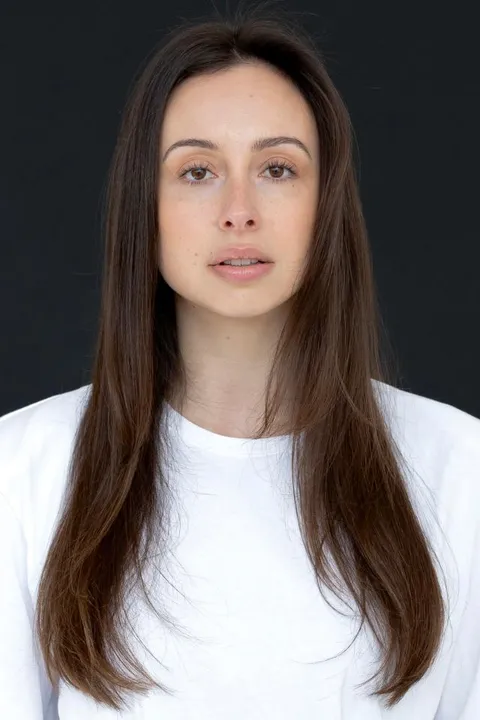 Anna-Sophia E. ist ein weibliches Actors Model mit braunen Augen und dunkelbraunen Haaren aus München