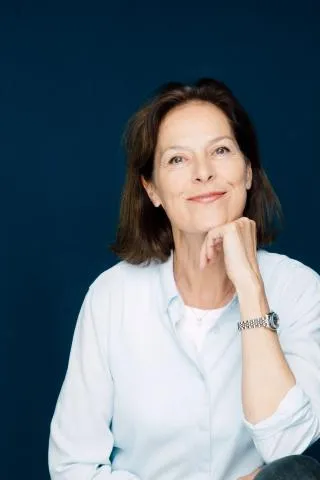 Mona F. ist ein weibliches Best Ager Model mit grün-braunen Augen und dunkelbraunen Haaren aus Stuttgart