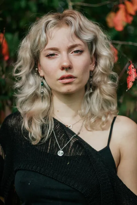 Delia S. ist ein weibliches People Model mit blau-grünen Augen und blonden Haaren aus Stuttgart