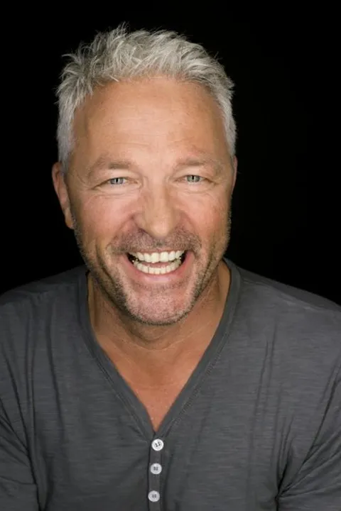 Rainer L. ist ein männliches Best Ager Model mit blau-grauen Augen und grauen Haaren aus Stuttgart
