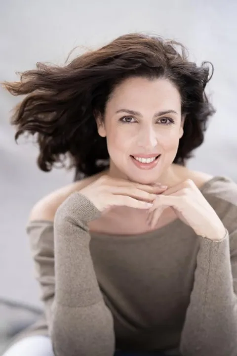 Eva Z. ist ein weibliches Mainboard Model mit braunen Augen und braunen Haaren aus Frankfurt