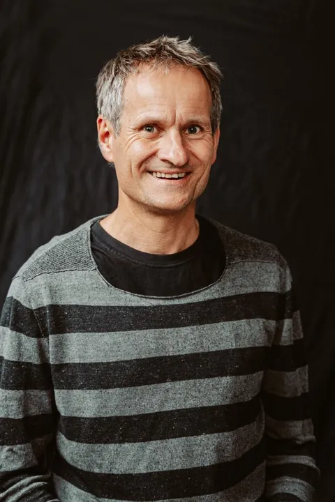 Udo G. ist ein männliches Mainboard Model mit grau-grünen Augen und grauen Haaren aus Stuttgart