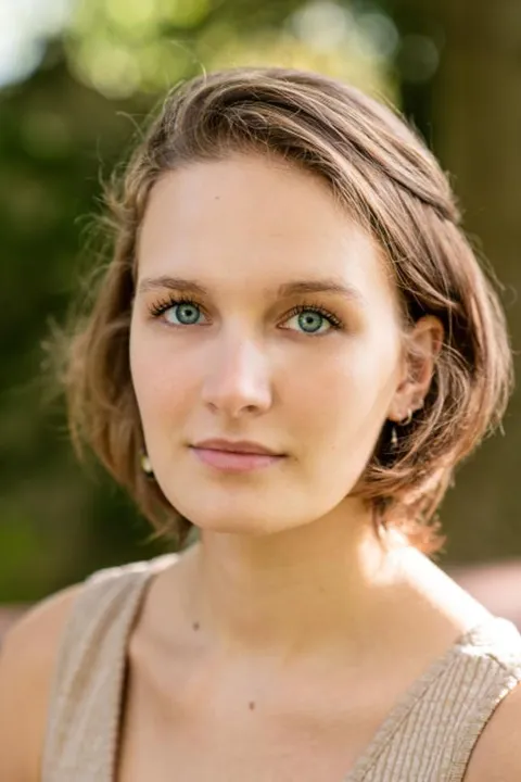 Sophia R. ist ein weibliches Actors Model mit blauen Augen und dunkelblonden Haaren aus Stuttgart