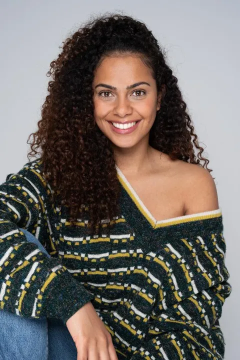 Julia L. ist ein weibliches People of Color Model mit braunen Augen und braunen Haaren aus Frankfurt
