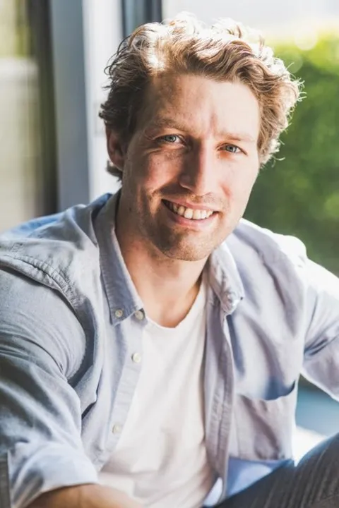 Jakob W. ist ein männliches Mainboard Model mit blau-grauen Augen und dunkelblonden Haaren aus Berlin