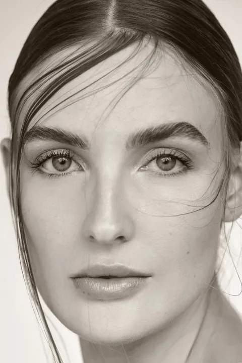 Jana B. ist ein weibliches Mainboard Model mit grün-blauen Augen und dunkelblonden Haaren aus Stuttgart