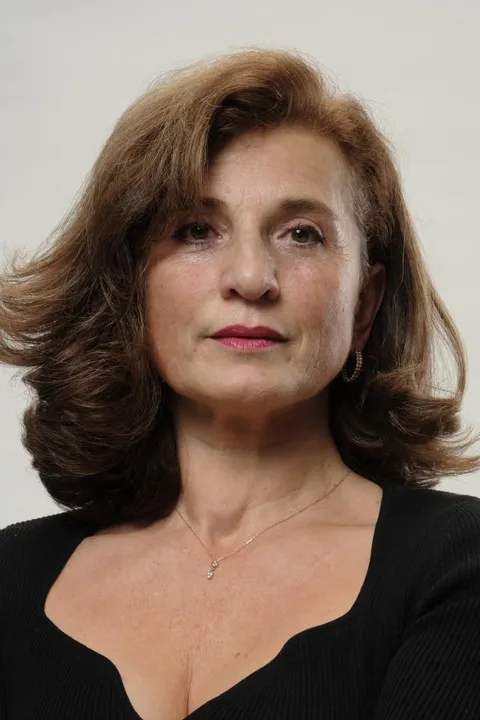 Özlem S. ist ein weibliches People Model mit braun-grünen Augen und hellbraunen Haaren aus Stuttgart