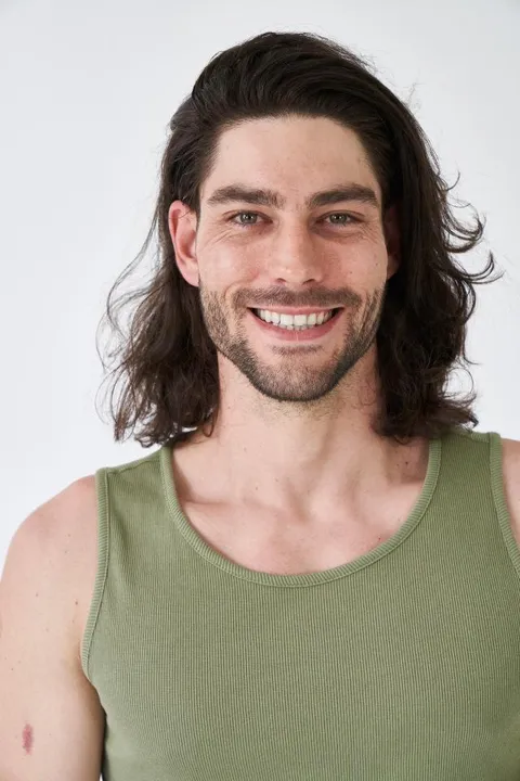 Daniel M. ist ein männliches Sport Model mit braun-grünen Augen und dunkelbraunen Haaren aus Stuttgart