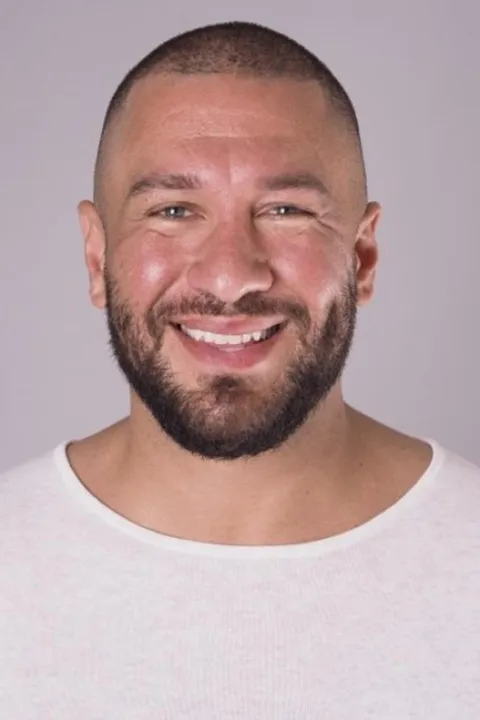 Gökhan K. ist ein männliches People Model mit blau-grünen Augen und dunkelblonden Haaren aus Stuttgart
