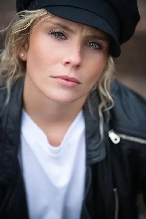 Julia W. ist ein weibliches Sport Model mit grünen Augen und dunkelblonden Haaren aus Köln