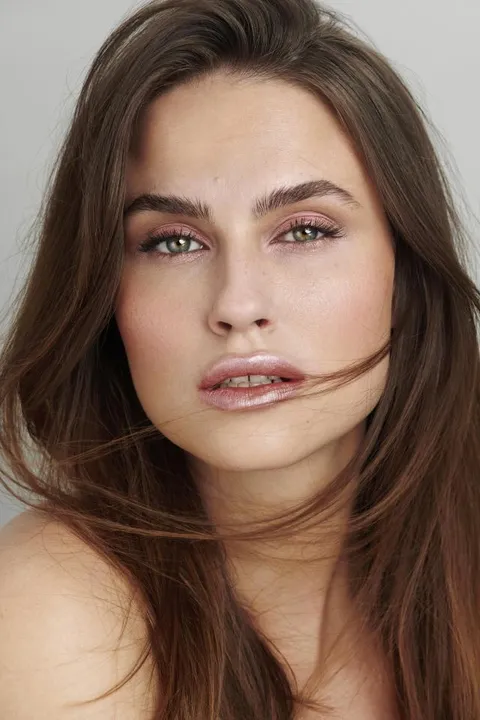 Eileen H. ist ein weibliches Fashion Model mit blau-grünen Augen und braunen Haaren aus Stuttgart