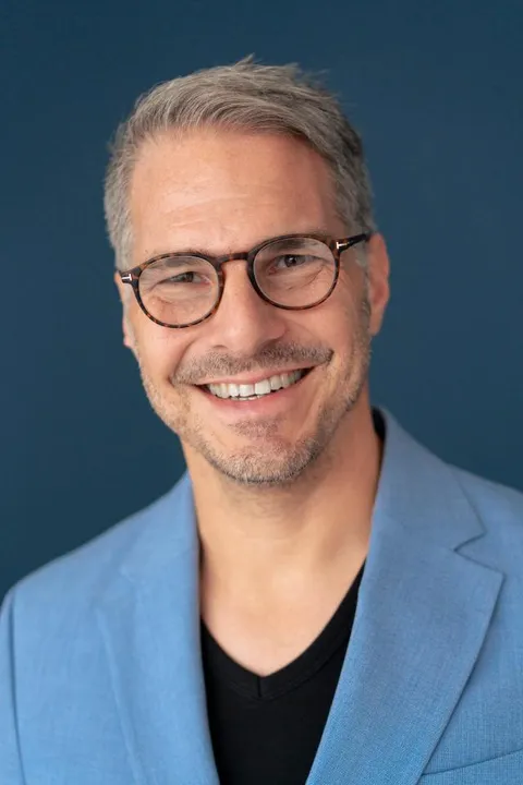 Olav D. ist ein männliches Actors Model mit braun-grünen Augen und gräulichen Haaren aus Köln