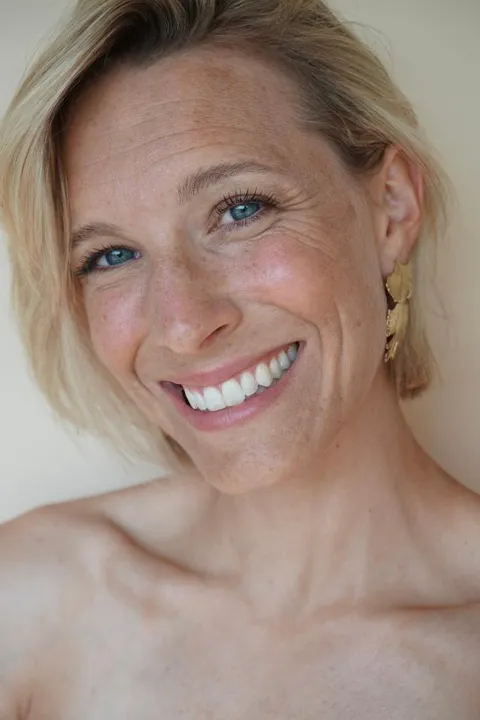 Lisa S. ist ein weibliches Mainboard Model mit blauen Augen und blonden Haaren aus Frankfurt