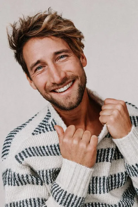 Philipp N. ist ein männliches Commercials Model mit blau-grauen Augen und dunkelblonden Haaren aus Freiburg