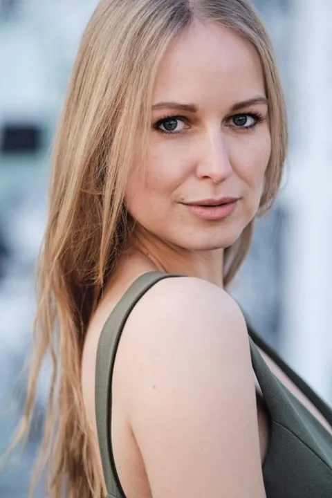 Ina F. ist ein weibliches Mainboard Model mit blauen Augen und blonden Haaren aus Stuttgart