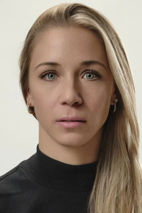 Selina S. ist ein weibliches  Model mit blau-grünen Augen und blonden Haaren aus Stuttgart