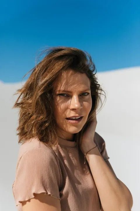 Mia K. ist ein weibliches Commercials Model mit braun-grünen Augen und dunkelblonden Haaren aus München