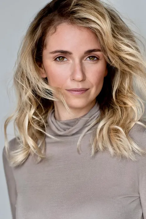 Agnieszka B. ist ein weibliches Fashion Model mit braun-grünen Augen und dunkelblonden Haaren aus Stuttgart