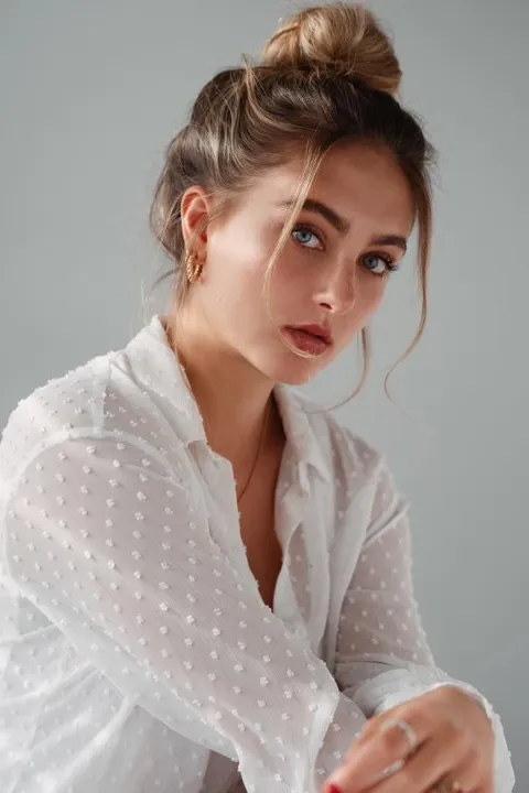 Helen H. ist ein weibliches Beauty Model mit blauen Augen und blonden Haaren aus München