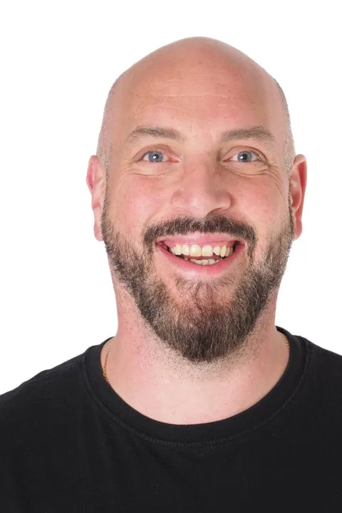 Denis  G. ist ein männliches People Model mit blau-grünen Augen und  Glatze en Haaren aus Stuttgart