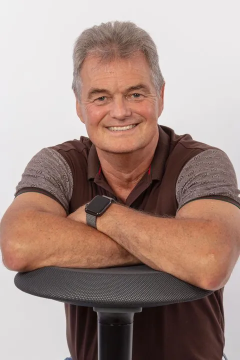 Markus H. ist ein männliches People Model mit blau-grauen Augen und gräulichen Haaren aus Stuttgart
