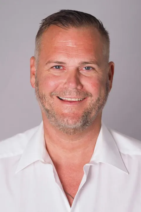 Marc T. ist ein männliches People Model mit blauen Augen und dunkelbraunen Haaren aus Stuttgart