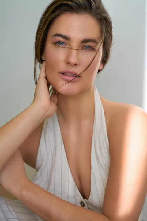 Marie R. ist ein weibliches Fashion Model mit blauen Augen und hellbraunen Haaren aus München