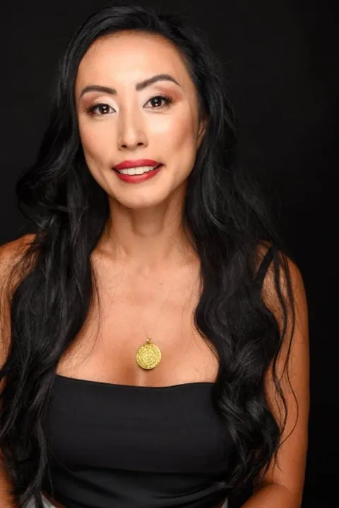 Haruka J. ist ein weibliches People of Color Model mit braunen Augen und schwarzen Haaren aus München