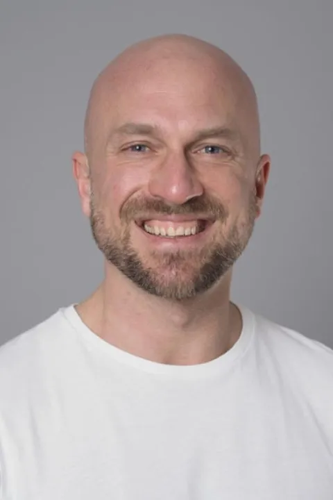 Maximilian R. ist ein männliches People Model mit blauen Augen und Glatzeen Haaren aus 
