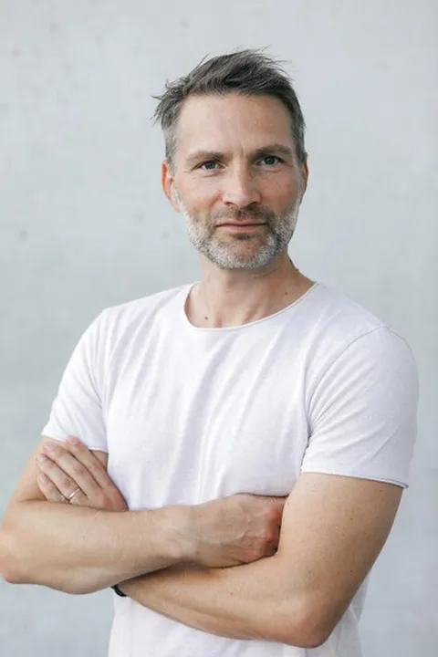 Matthias H. ist ein männliches Commercials Model mit blauen Augen und dunkelblonden Haaren aus München
