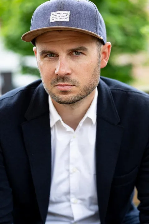 Maximilian K. ist ein männliches Actors Model mit grünen Augen und braunen Haaren aus Stuttgart