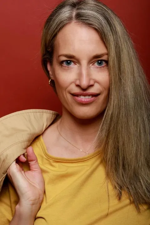 Andrea S. ist ein weibliches People Model mit blau-grünen Augen und dunkelblonden Haaren aus Freiburg