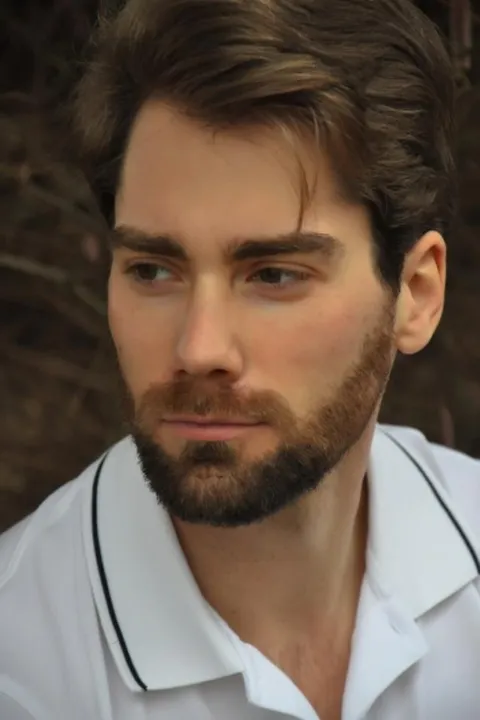 Patrick B. ist ein männliches Mainboard Model mit braun-grünen Augen und hellbraunen Haaren aus Stuttgart