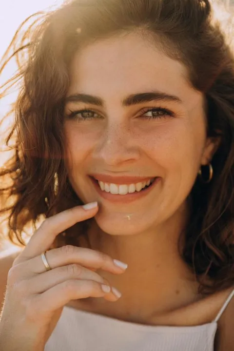 Anna Sophie K. ist ein weibliches Beauty Model mit braun-grünen Augen und braunen Haaren aus München