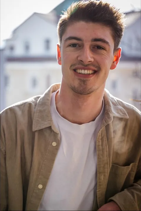 Alexander F. ist ein männliches Actors Model mit braunen Augen und dunkelbraunen Haaren aus Stuttgart