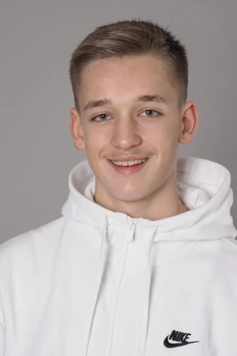 Jannik H. ist ein männliches People Model mit grün-blauen Augen und dunkelblonden Haaren aus Stuttgart