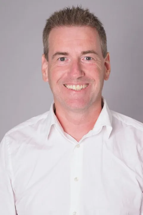 Ulrich A. ist ein männliches People Model mit grün-braunen Augen und grauen Haaren aus Stuttgart