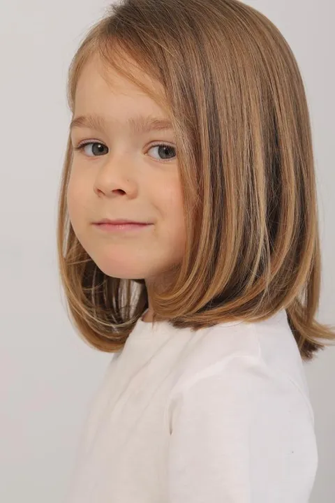 Leano D. ist ein männliches Mainboard Model mit grün-blauen Augen und dunkelblonden Haaren aus Bodensee