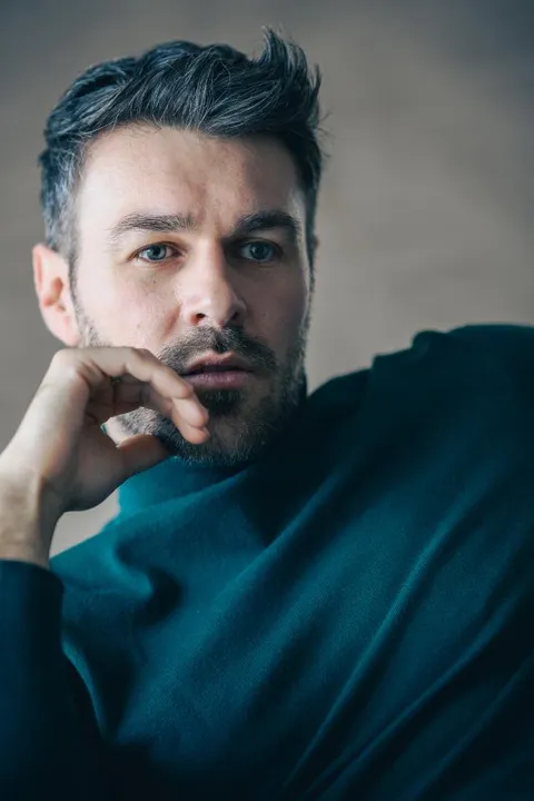 Konstantinos V. ist ein männliches Beauty Model mit grün-blauen Augen und dunkelblonden Haaren aus Stuttgart