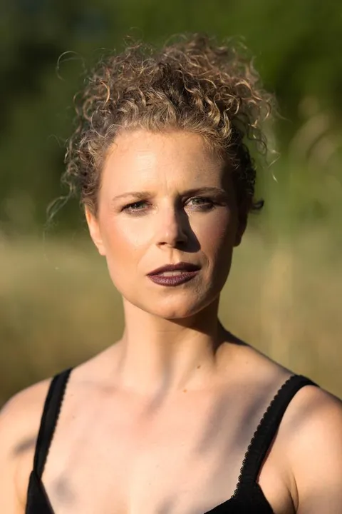 Nora T. ist ein weibliches People Model mit grün-blauen Augen und blonden Haaren aus Frankfurt