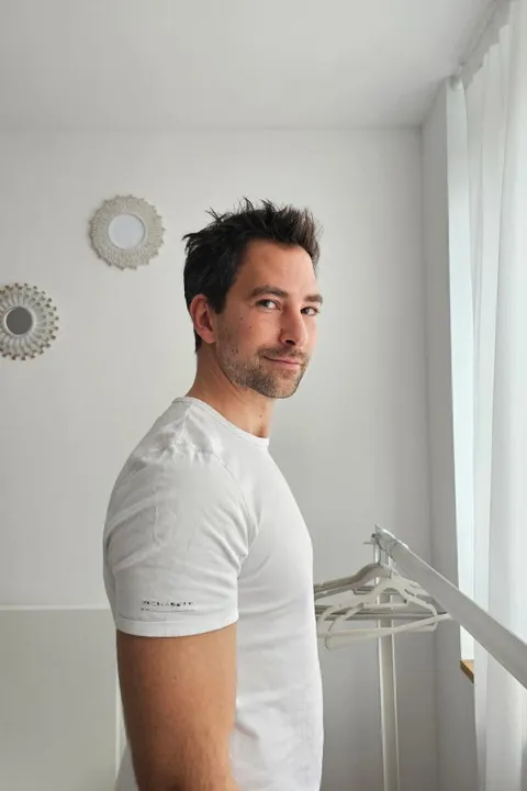 Etienne F. ist ein männliches Commercials Model mit braunen Augen und  braun en Haaren aus Stuttgart