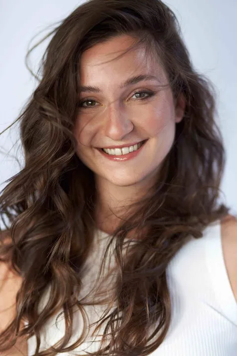Saskia S. ist ein weibliches Commercials Model mit grün-braunen Augen und dunkelbraunen Haaren aus Stuttgart