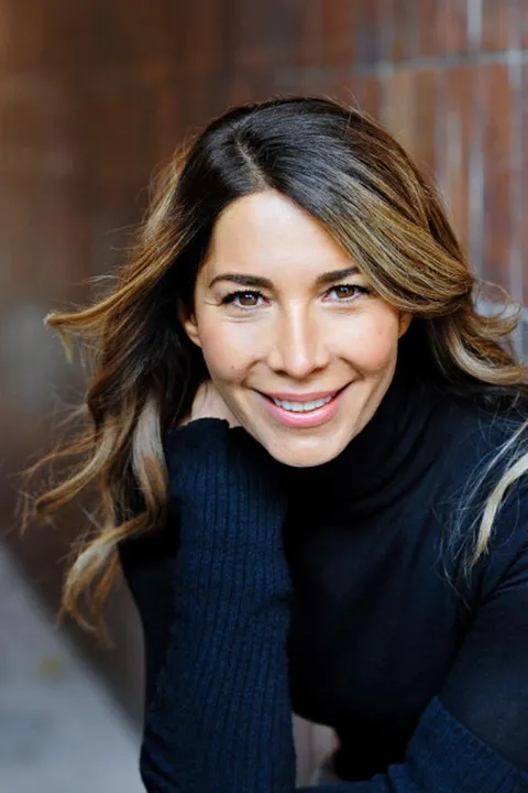Leslie E. ist ein weibliches Beauty Model mit braunen Augen und braunen Haaren aus München